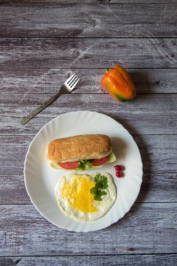 Sosisli sandviç ve sahanda yumurta.