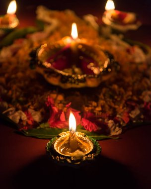 Diwali Festivali 'ni kutlamak için aydınlatılmış diya ya da lambanın dikey görünümü