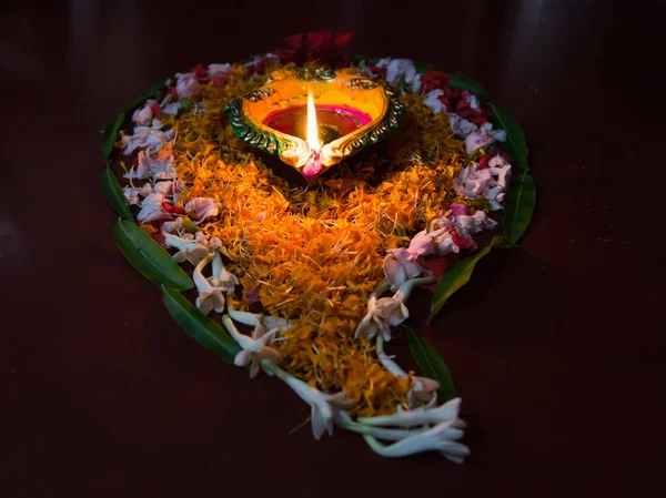Diya Lámpara Encendida Decoraciones Florales Para Celebración Del Festival Diwali —  Fotos de Stock