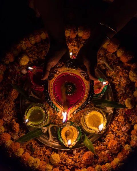 Mãos Femininas Segurando Diya Lâmpada Com Uso Foco Seletivo — Fotografia de Stock