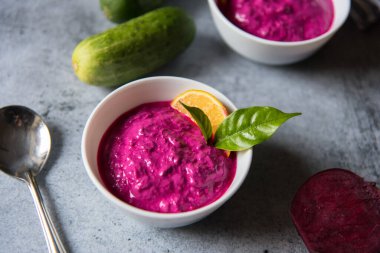 Arka planda bir kaseye sağlıklı pancar dalışı