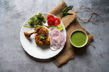 Tavuklu tandır soslu kişniş yaprağının en üst görünümü ve seçici bir odak noktası olan baharatlar.