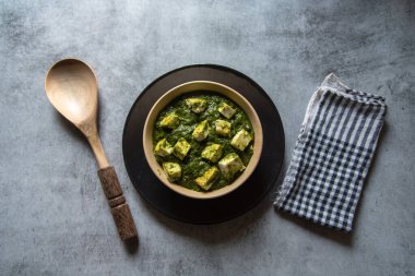 Palak paneer veya süzme peynir küplerinden ıspanaklı köri görüntüsü