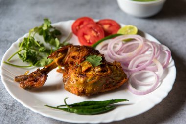 Tavuk tandırını seçici odaklanma ile bir tabakta kapat 