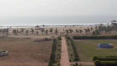 Puslu bir kış sabahı, plajın seçici odak noktasını kullanıyor.