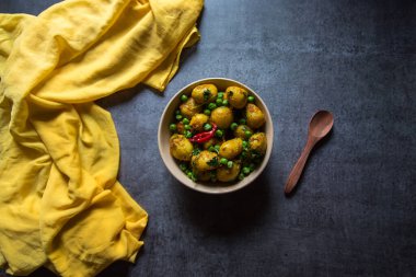 Hint salamı ya da patatesler bir kasede yavaş ateşte pişiyor. Üst görünüm, seçici odak.