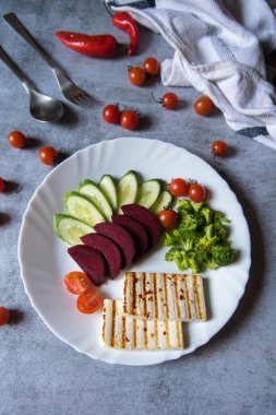 En üstten ızgara paneer ya da kaynamış sebzeli süzme peynir manzarası