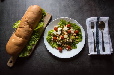 Pastırma ve tavuklu bezelye salatası tabakta seçici bir odak ile..