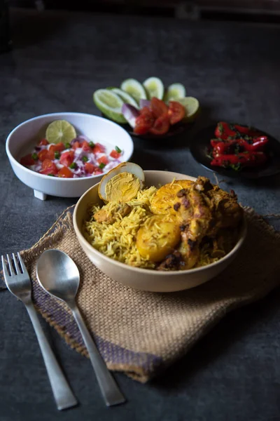 Babür usulü biryani ya da tavuk ve patatesle pişirilmiş geleneksel pilav.
