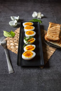 Kaynamış yumurta ve ekmek dilimlerinin üstünden seçici bir şekilde arka plana odaklan.