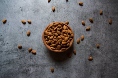 Arka planda bir kasedeki badem manzarası