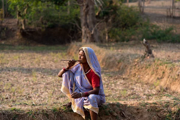 Een Oude Vrouw Die Een Primitieve Methode Gebruikt Tanden Poetsen — Stockfoto