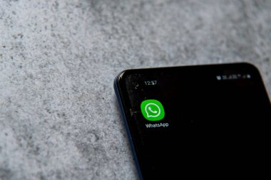 Akıllı telefonda seçici odaklı Whatsapp logosu