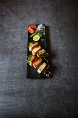 Paneer tikka 'nın ya da süzme peynirin tepsisinden görüntüle.