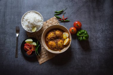 Popüler Hint öğle yemeği malzemesi körili yumurta, yanında pilav ve salata sosu. Üst görünüm, seçici odak.