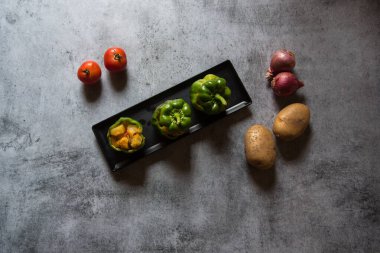  Seçici odak kullanımı ile siyah bir tepside doldurulmuş kapsüllerin üst görünümü