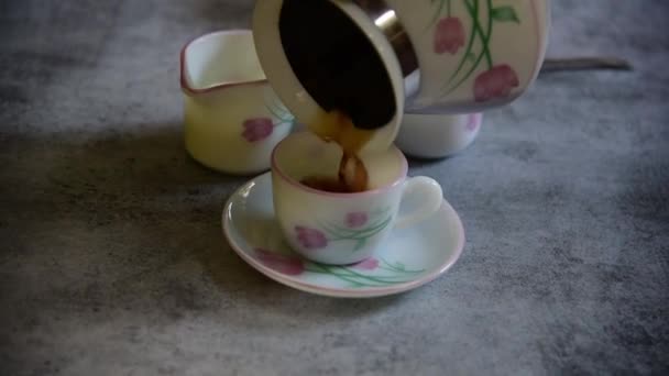 Verser Thé Sur Une Tasse Une Théière Sur Fond — Video