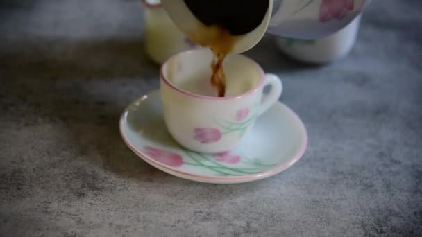 Налить Чай Чашку Чайника — стоковое видео