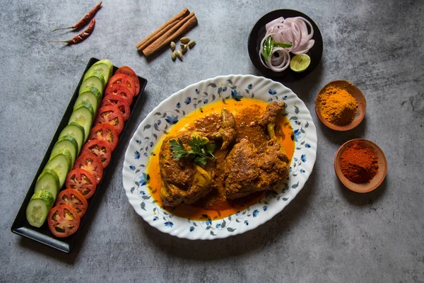 Popüler Moğol Mutfağı Tavuğunu Bir Servis Tabağında Kapatın Salata Baharat — Stok fotoğraf
