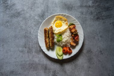 Izgarada ızgara, domates, basmati veya aromalı pirinçle servis edilen kuzu kebabından yapılmış popüler İran yemeği chelo kebabı. Yukarıdan görüntüle