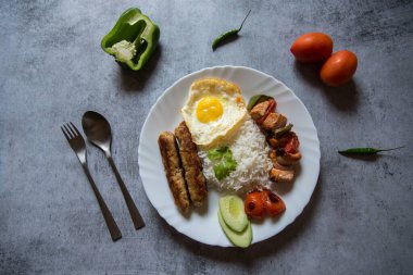 Izgarada ızgara domates, basmati ya da aromalı pirinç ile servis edilen kuzu kebabından yapılmış leziz İran yemeği chelo kebabı..