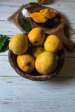 Seçici odaklanma ile sepetteki mangolar. Kapat, üst görünüm.