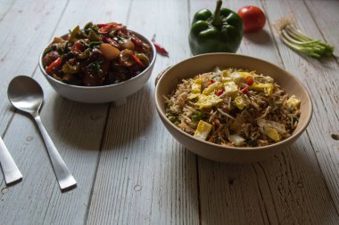 Çin mutfağı kızarmış pilav ve kuru acılı tavuk. Dünya çapında popüler bir yemek. Kapat..