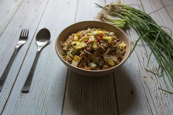 Bir kase içinde Çin mutfağı pilavı. Kapat..