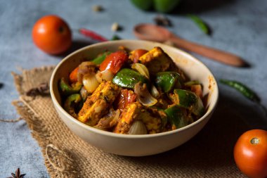 Kadai Paneer 'e yakın, popüler Kuzey Hindistan yarı kuru yemeği Paneer veya süzme peynir ile yapılır.