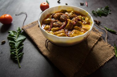 Kadhi, besan ya da gram un ve yoğurttan yapılan popüler bir Kuzey Hint yemeği ve çeşitli baharatlar. Kapat..