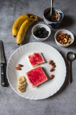 Kahvaltı malzemeleri arka planda. Lezzetli ve sağlıklı yemek kavramı. Yukarıdan görüntüle.