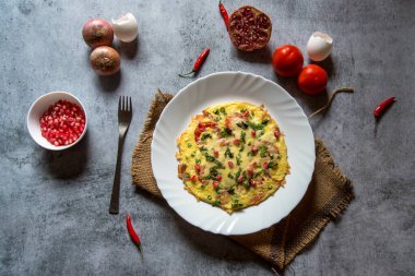 Peynirli domatesli omlet ya da İspanyol omleti peynirli, biberli, soğanlı, sarımsaklı ve domatesli. Üst Manzara. Atıştırmalık lezzetli bir şey..