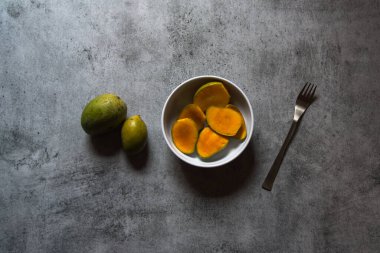 Himsagar ya da tatlı mango, Hindistan 'da en sevilen meyvedir, genellikle yazın başlangıcından muson yağmurlarına kadar. Üst görünüm.