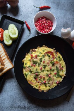 Lezzetli kahvaltılık sebzeli frittata soslu ve soslu. Üst görünüm.