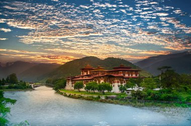 Punakha 'da muhteşem bir akşam, Butan. Butan aynı zamanda yıldırım ejderhasının ülkesi olarak da bilinir. Dünya çapında turistler için çok popüler bir yerdir..