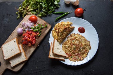 Popüler Hint mutfağı masala omleti. Ekmek dilimleriyle servis ediliyor..