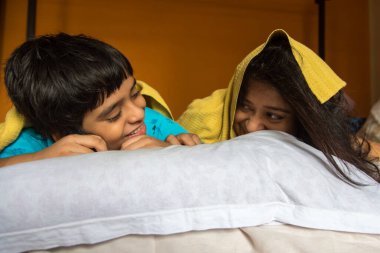 Seçici odaklanma kullanan bir erkek ve bir kadın. Anne ve oğul geçmişi. Mutluluk kavramı. 