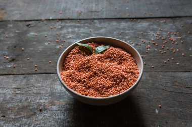 Kırmızı mercimek ya da kase yemek arka planında mazoor Ki dal yakın çekim. Seçici odak.