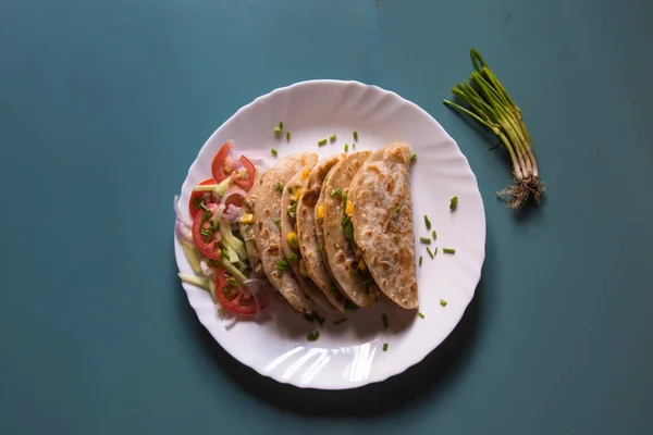 用鸡肉和蔬菜包裹在盘子里的玉米饼 带有选择性焦点 — 图库照片