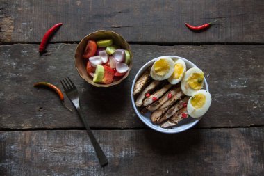 Yeni hazırlanmış sezar tavuğu ve yumurta salatasının en güzel manzarası..