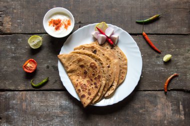 Sattu ka paratha ya da channa dal paratha soslu ve peynirli. Hint kahvaltı tabağı..
