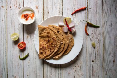 Sattu ka paratha ya da channa dal paratha soslu ve peynirli. Hint kahvaltı tabağı. Üst görünüm.