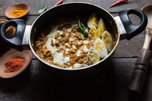 Kızarmış Tavuk Yumurta Tereyağı Hint Baharatlarıyla Hazırlanmış Tavuk Bharta Baharatlı — Stok fotoğraf