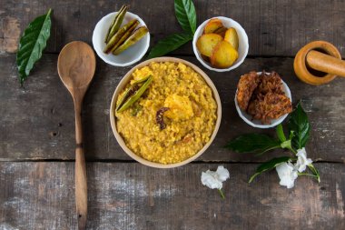 Khichdi ya da Khichadi, popüler bir Hint tarifi. Yiyecek daldan, mercimekten ve pirinç ile Hint baharatı ve domatesinden yapılmıştır. Üst görünüm.