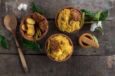 Khichdi ya da Khichadi 'nin tepesinden bak, popüler bir Hint tarifi. Yiyecek daldan, mercimekten ve pirinç ile Hint baharatı ve domatesinden yapılır..
