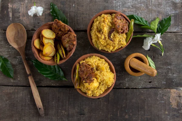 Khichdi ya da Khichadi 'nin tepesinden bak, popüler bir Hint tarifi. Yiyecek daldan, mercimekten ve pirinç ile Hint baharatı ve domatesinden yapılır..