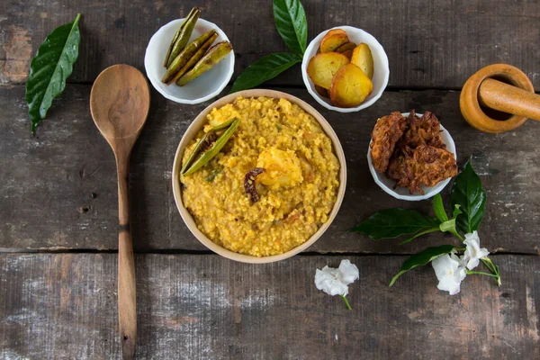 Khichdi Khichadi Popüler Bir Hint Tarifi Yiyecek Daldan Mercimekten Pirinç Stok Resim