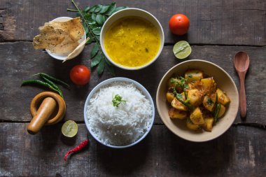 Basit Hint yemeklerinden ya da patates kızartması, pilav, mercimek, papad ve baharatlı yemeklerden bir görüntü. Vejetaryen yemeği..