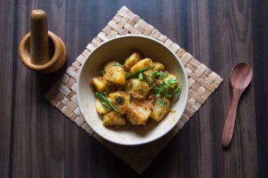 Hint yemeği aloo jeera ya da kimyon ve kişniş soslu patates sote. Aloo jeera aperatif olarak roti, puri veya chapati ile servis edilir. Üst görünüm.