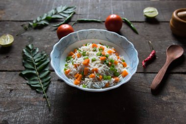 Sebzeli pulao ya da aromalı pirinç karışımı ve sebzeler bir kasede servis edilir. Kapat..